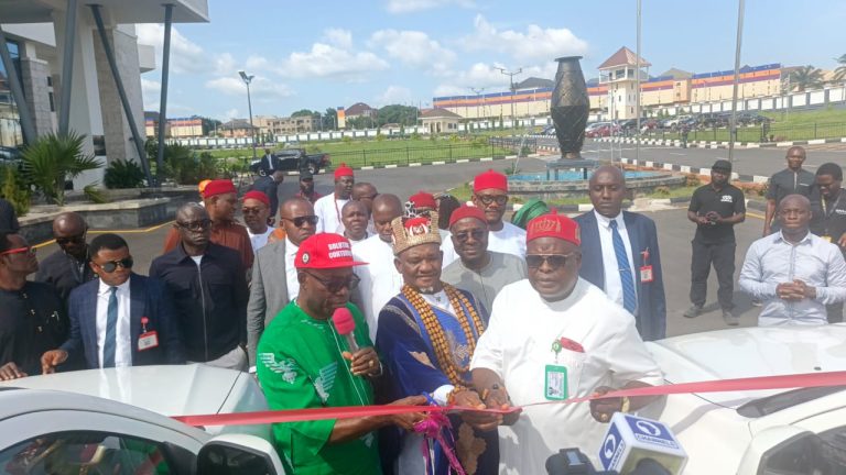 IGBOUKWU COMMUNITY DONATES TWO PICKUP VANS TO ANAMBRA GOVERNMENT TO STRENGTHEN SECURITY