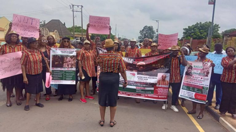 ANAMBRA TEACHERS JOIN NATIONWIDE PROTEST, DEMAND RELEASE OF ABDUCTED COLLEAGUES AND STUDENTS