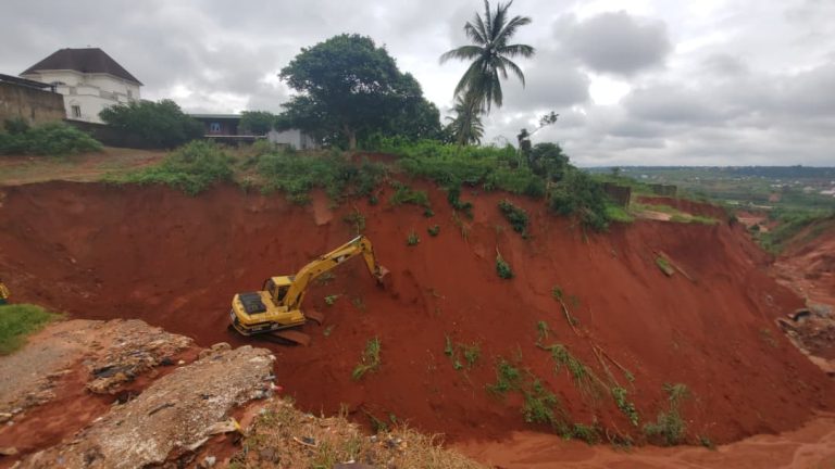 GULLY EROSION THREATENS BUILDINGS IN OBOSI