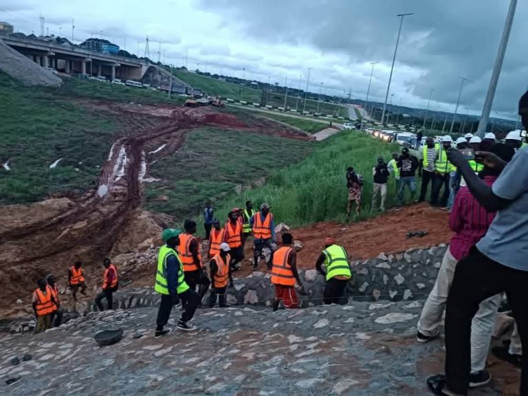 FG BEGINS EMERGENCY EROSION CONTROL WORKS ON SECOND NIGER BRIDGE CORRIDOR
